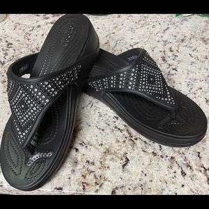 Women’s Crocs Monterey shimmer wedge flips.